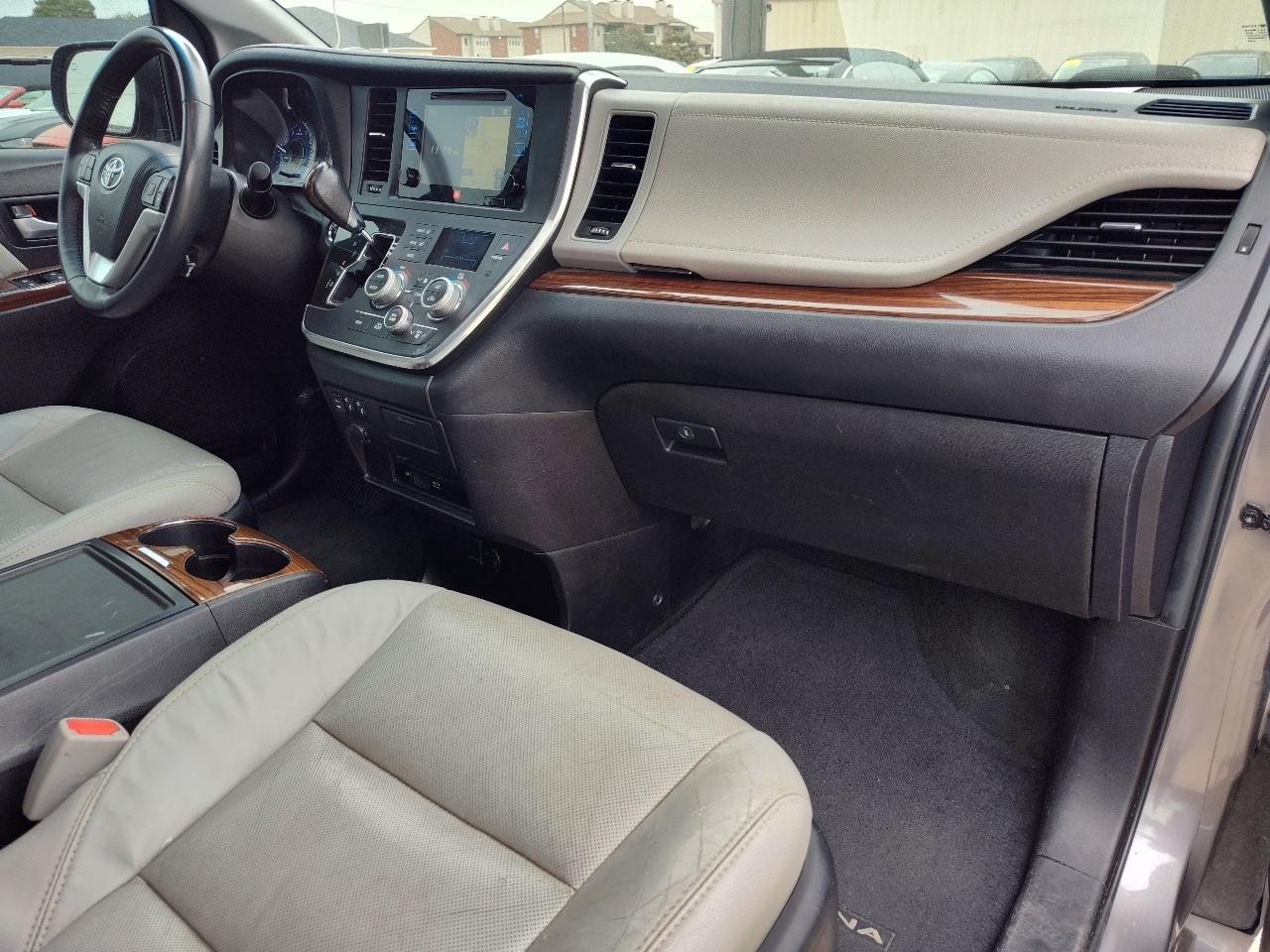 Toyota Sienna Limited Premium 7-Passenger 2017