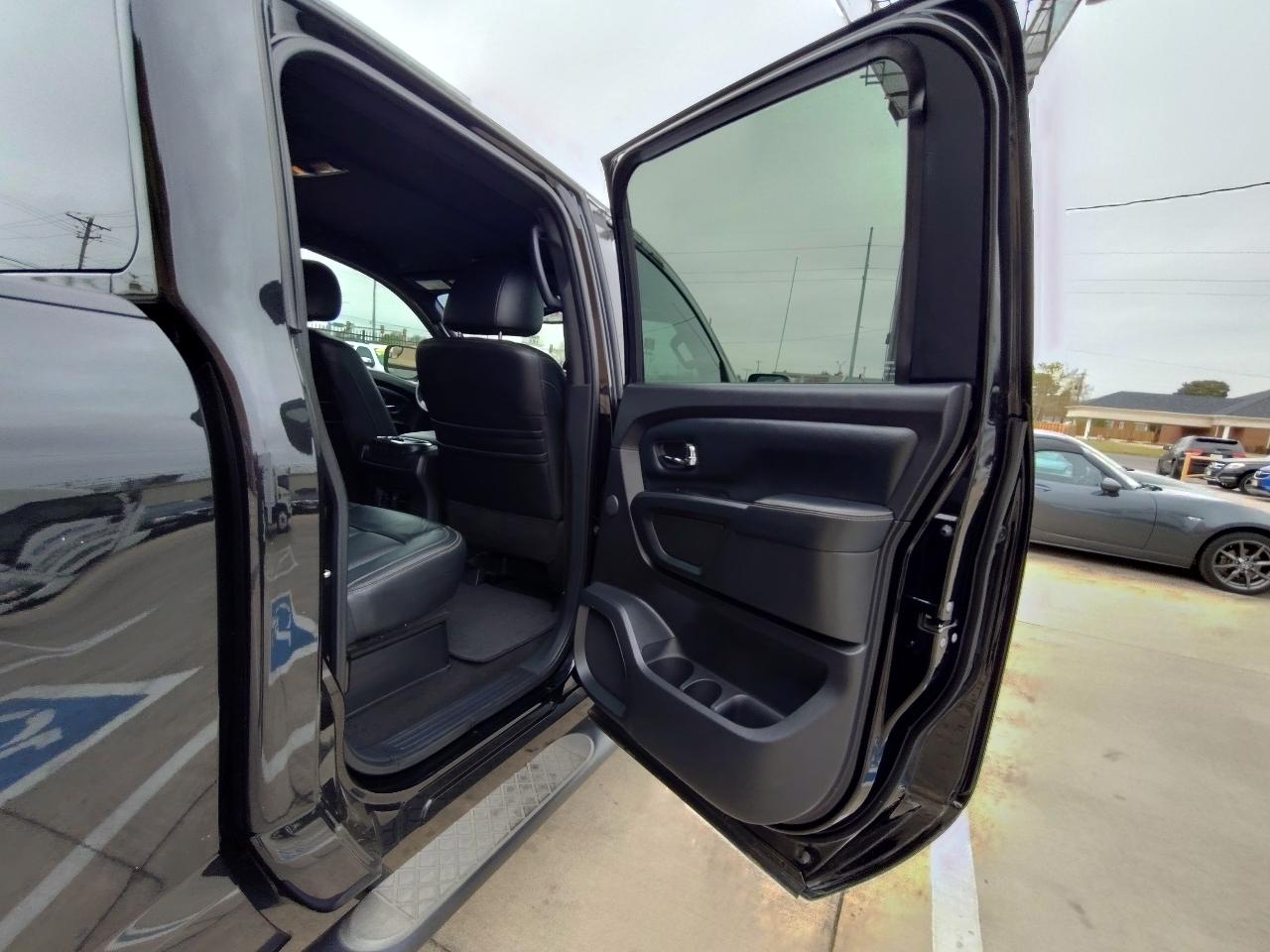 Nissan Titan SV Crew Cab 4WD 2018