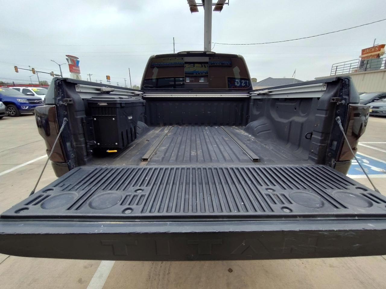 Nissan Titan SV Crew Cab 4WD 2018