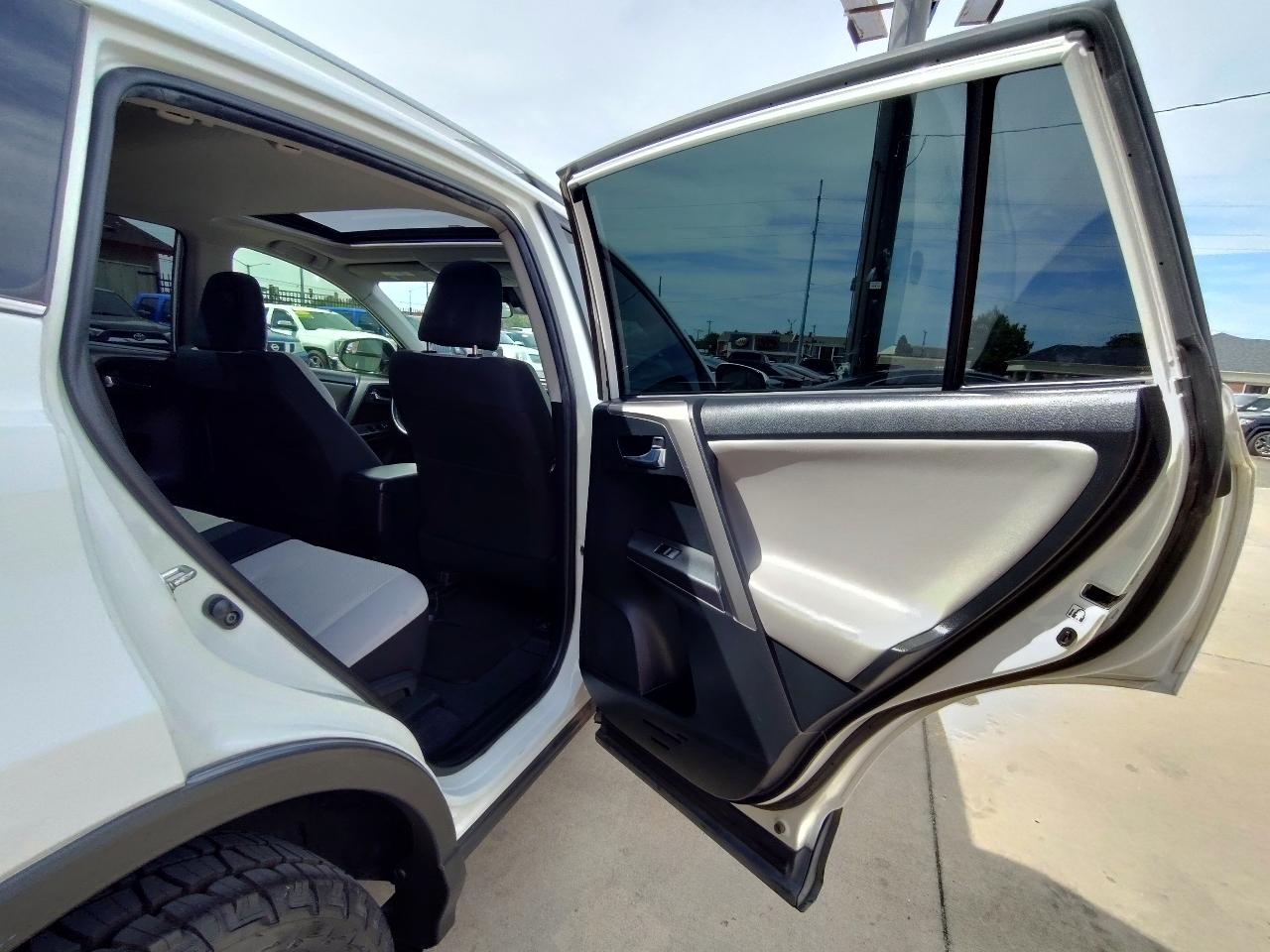 Toyota RAV4 XLE Premium 4D SUV FWD 2017