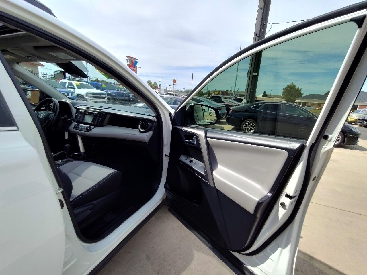Toyota RAV4 XLE Premium 4D SUV FWD 2017