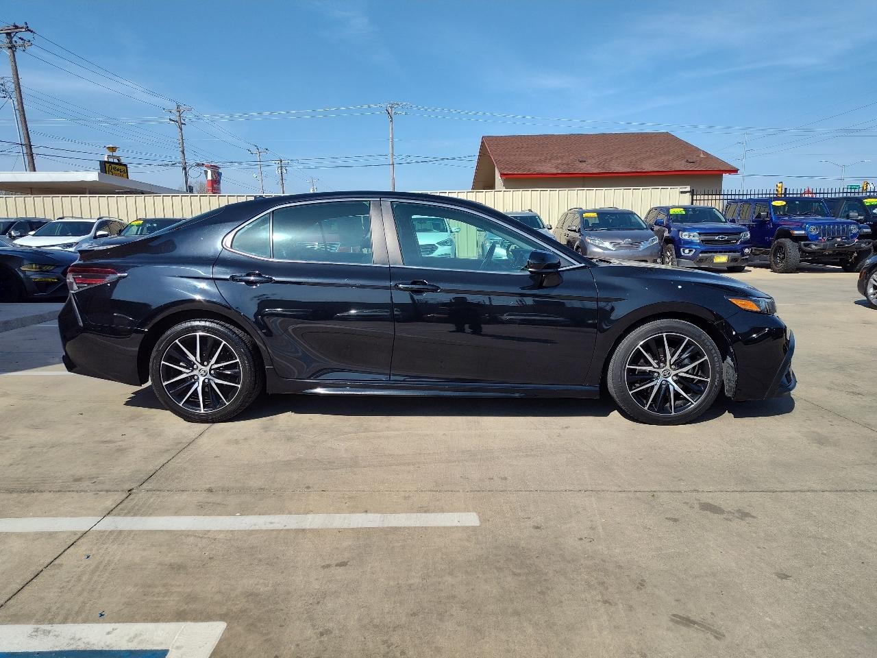 Toyota Camry SE 2021