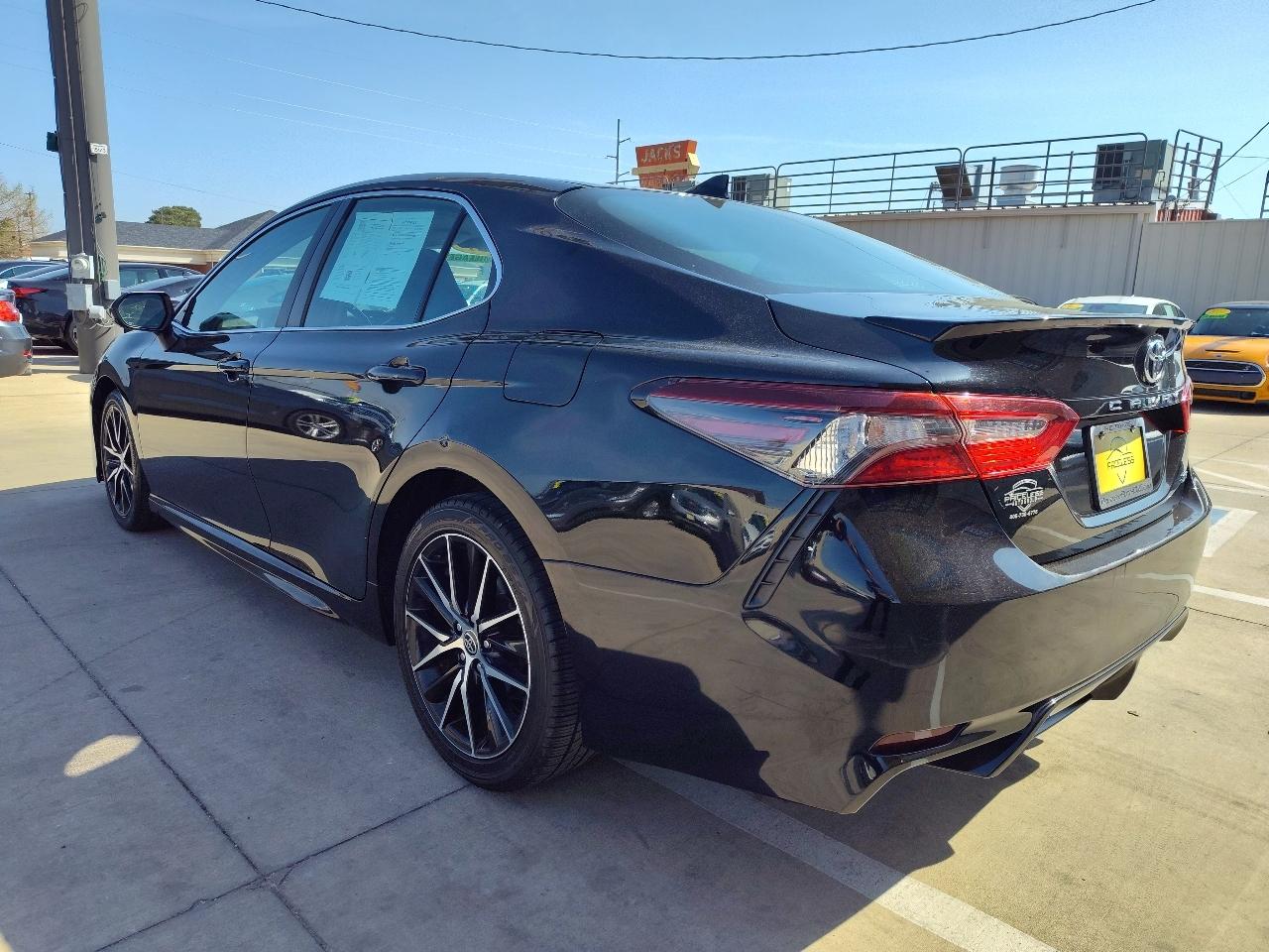 Toyota Camry SE 2021