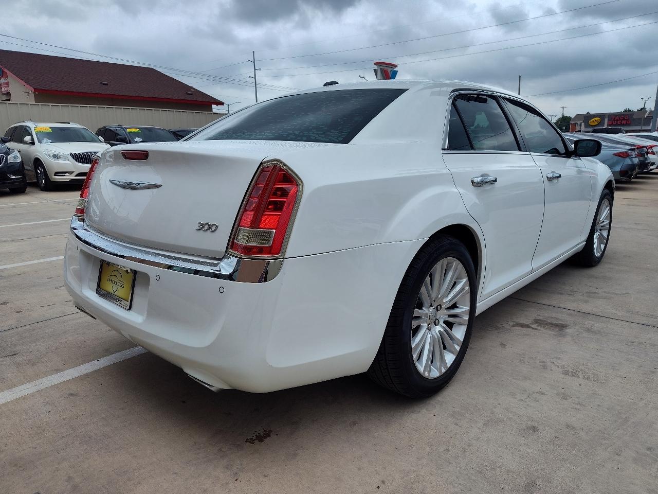 Chrysler 300 Limited 4D Sedan 2011