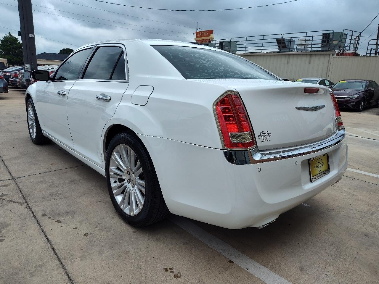 Chrysler 300 Limited 4D Sedan 2011