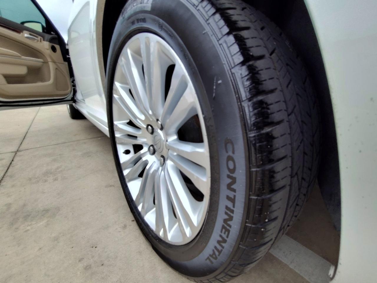 Chrysler 300 Limited 4D Sedan 2011