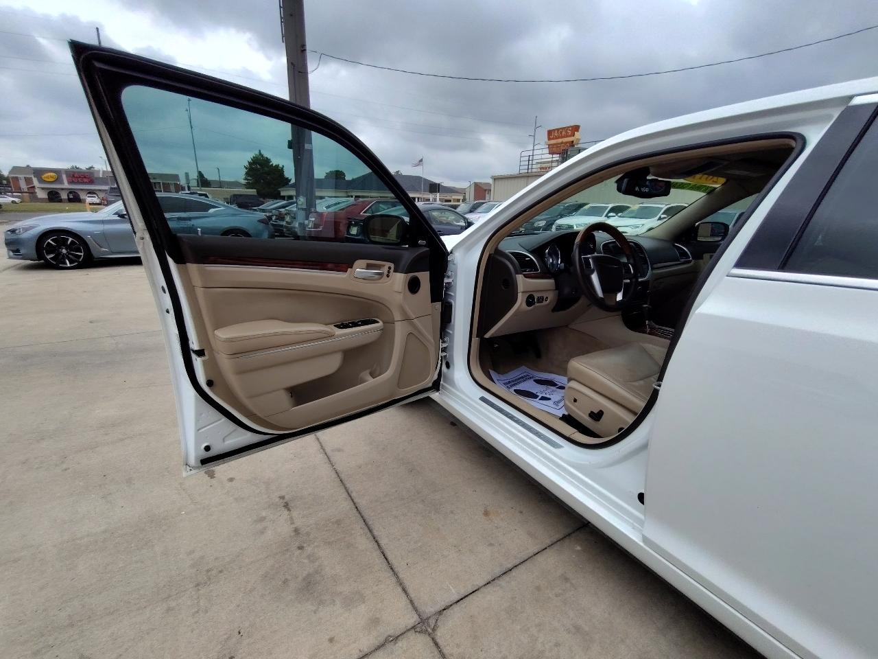 Chrysler 300 Limited 4D Sedan 2011