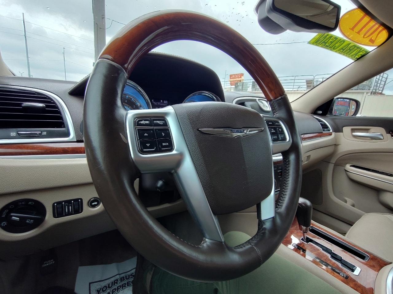 Chrysler 300 Limited 4D Sedan 2011