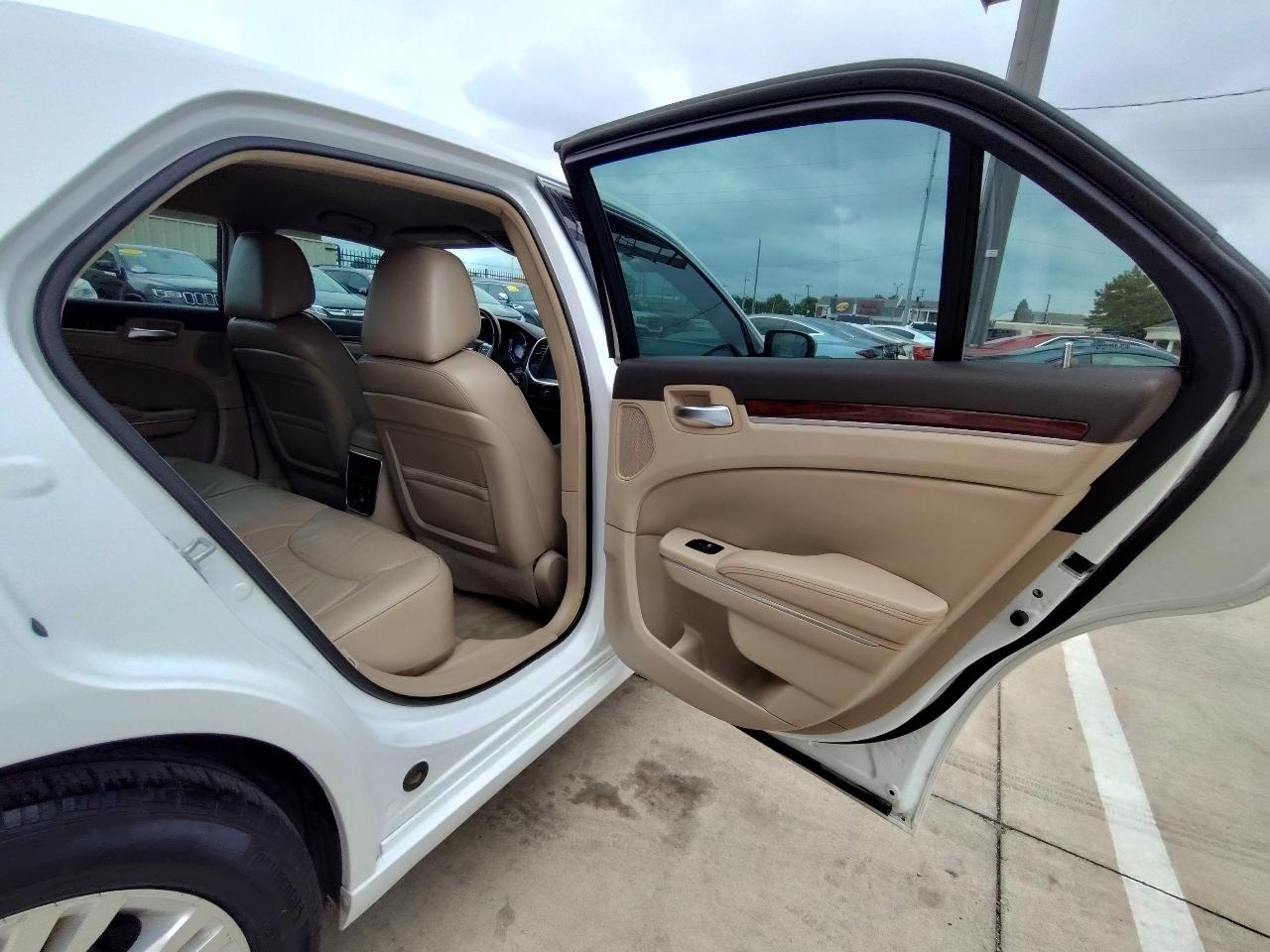 Chrysler 300 Limited 4D Sedan 2011