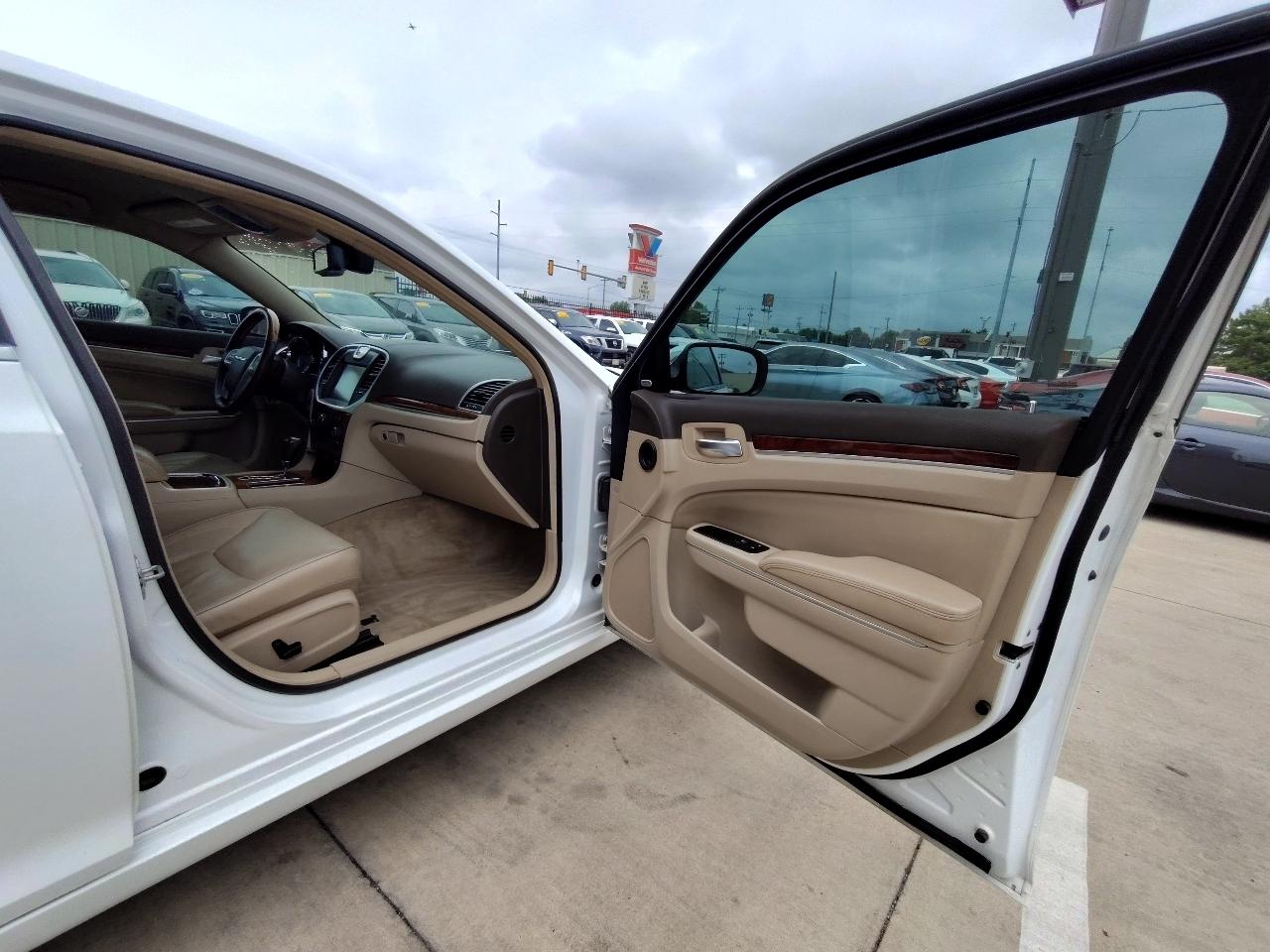 Chrysler 300 Limited 4D Sedan 2011