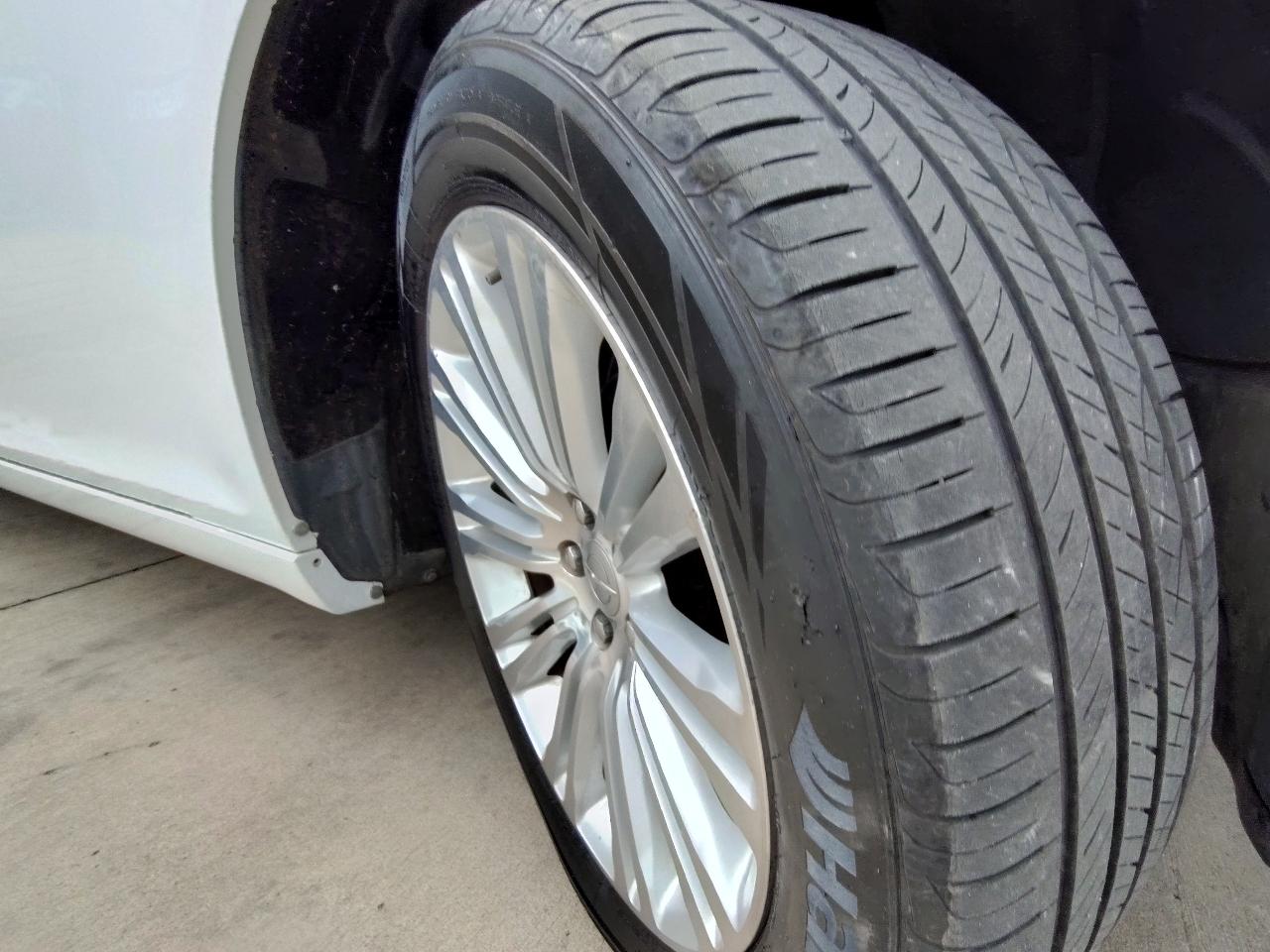 Chrysler 300 Limited 4D Sedan 2011