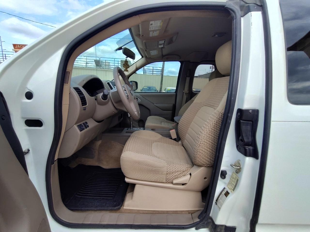 Nissan Frontier SV King Cab I4 5MT 2WD 2017