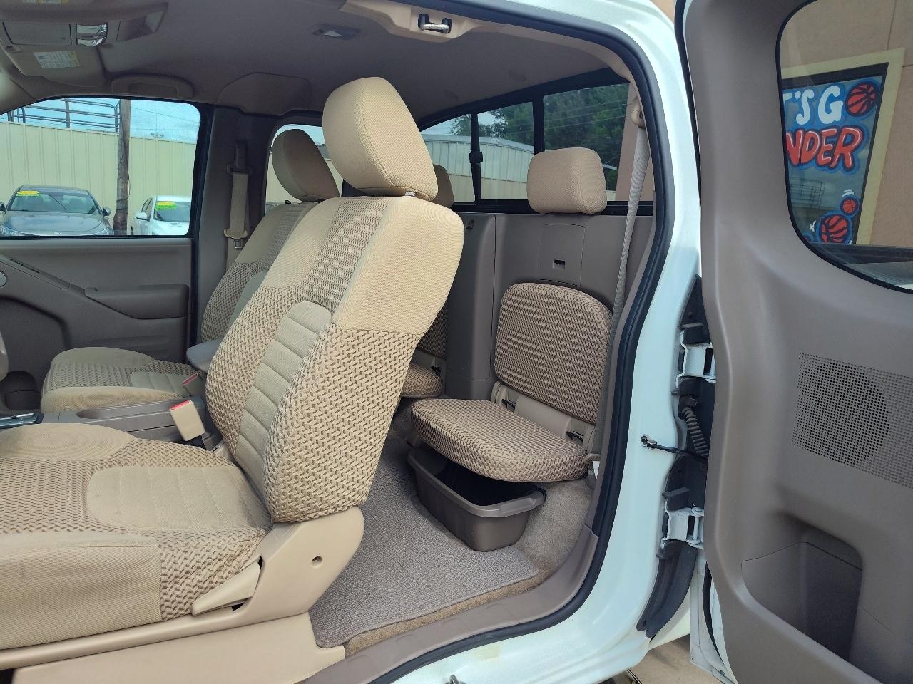 Nissan Frontier SV King Cab I4 5MT 2WD 2017