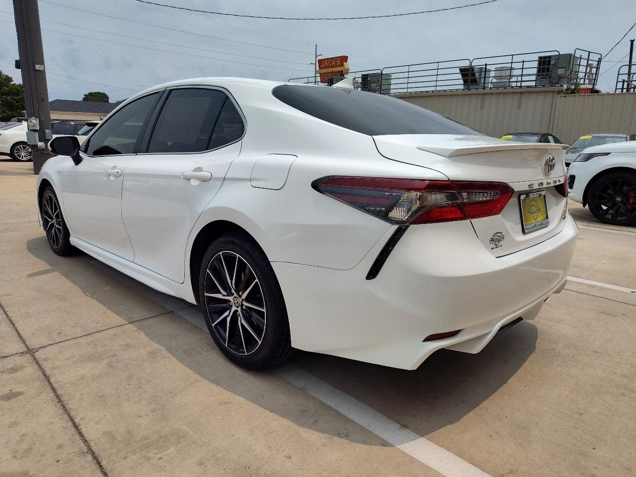 Toyota Camry SE Auto (Natl) 2021