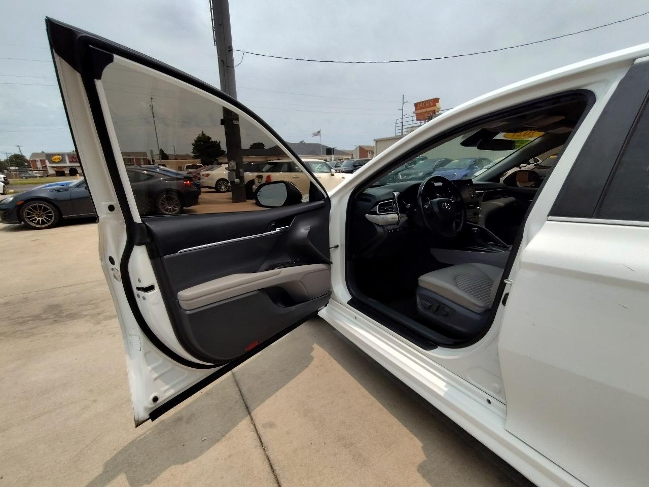 Toyota Camry SE Auto (Natl) 2021
