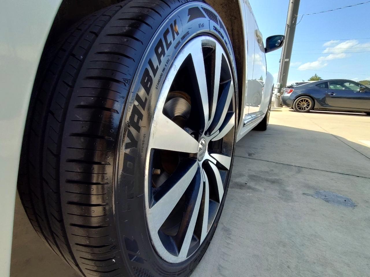 Volkswagen Beetle R-Line 6A w/Sunroof, Sound & Nav 2013