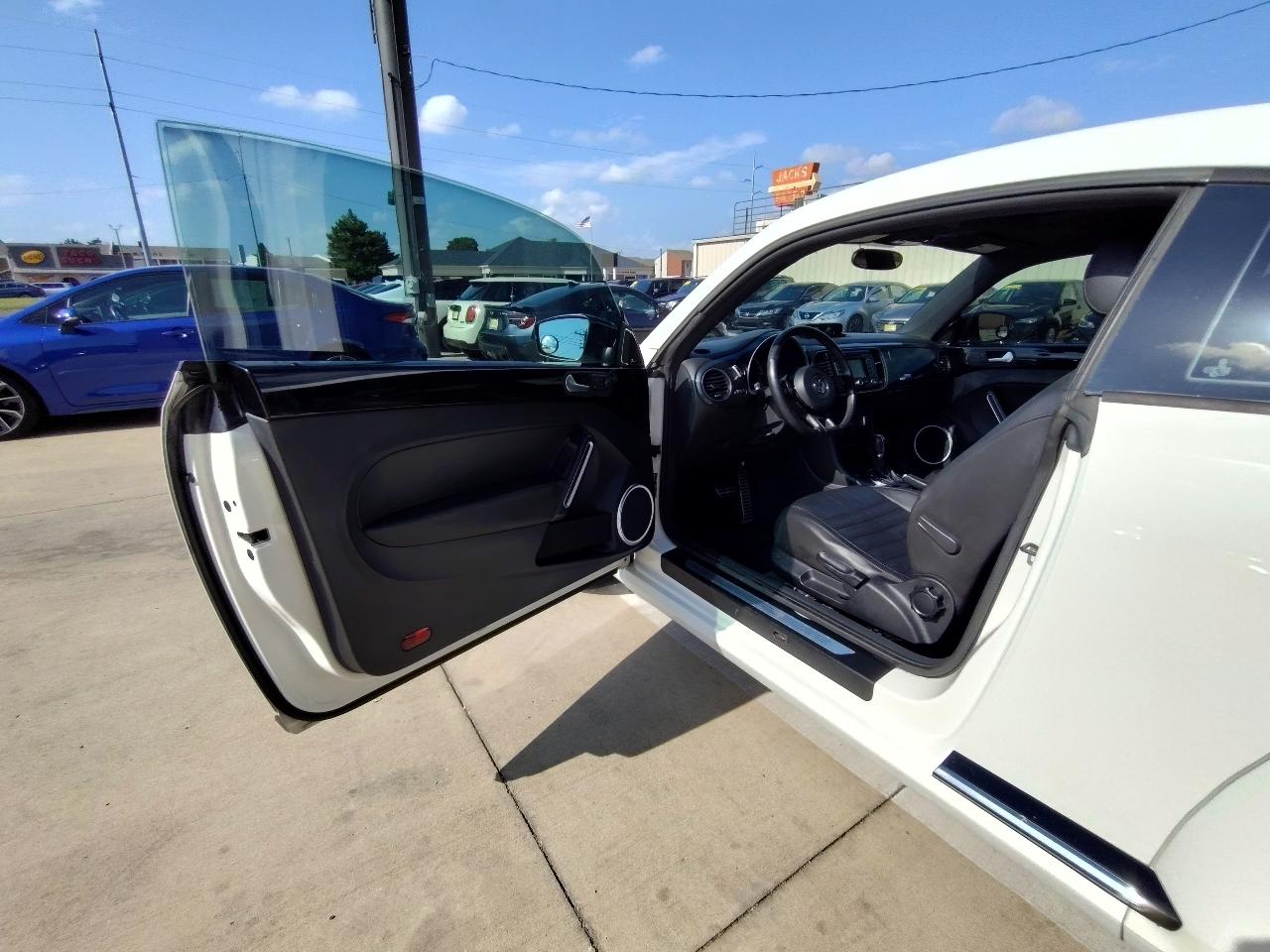 Volkswagen Beetle R-Line 6A w/Sunroof, Sound & Nav 2013