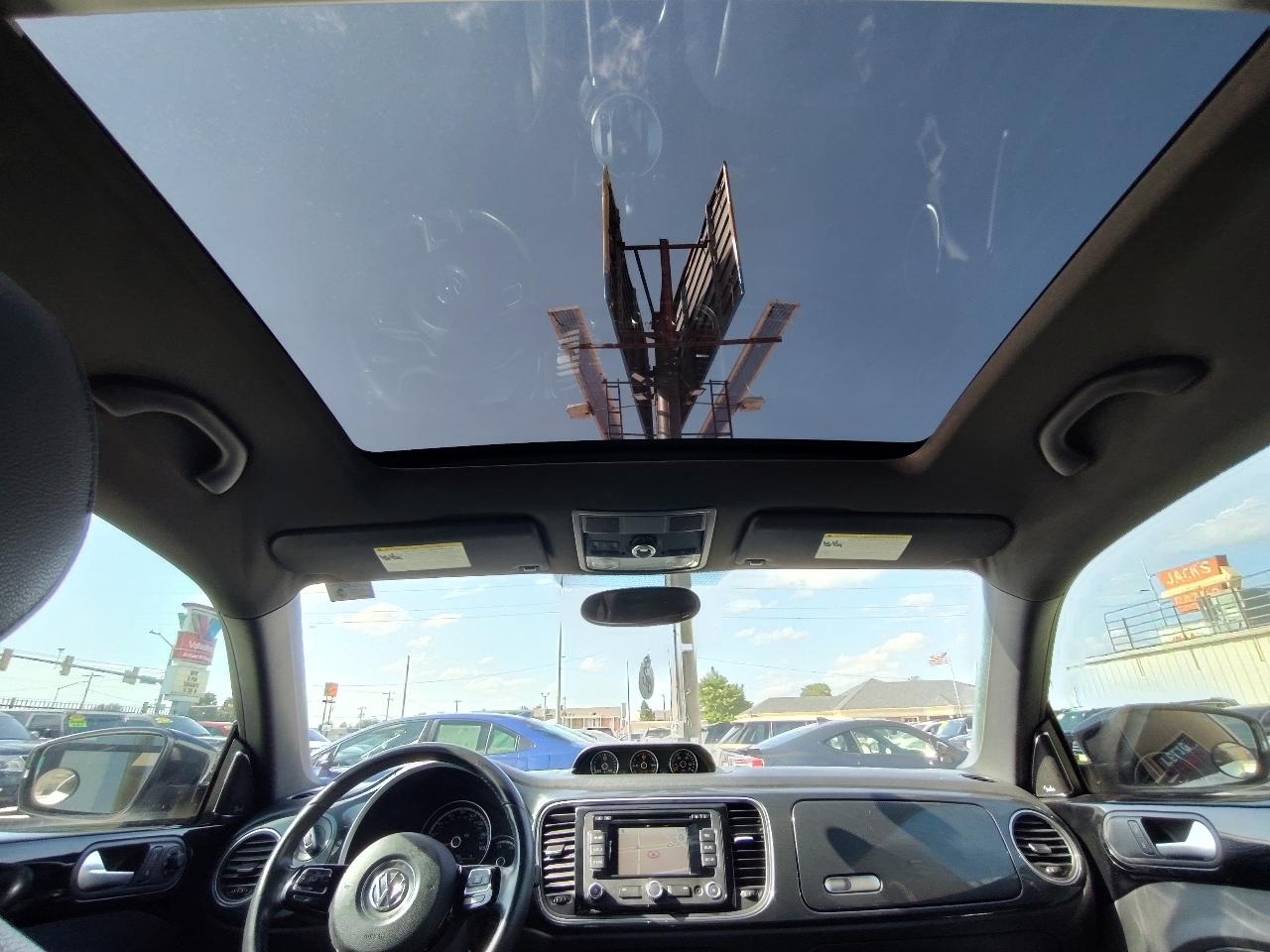 Volkswagen Beetle R-Line 6A w/Sunroof, Sound & Nav 2013