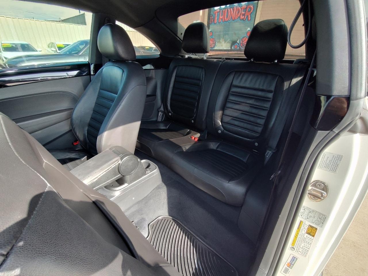 Volkswagen Beetle R-Line 6A w/Sunroof, Sound & Nav 2013