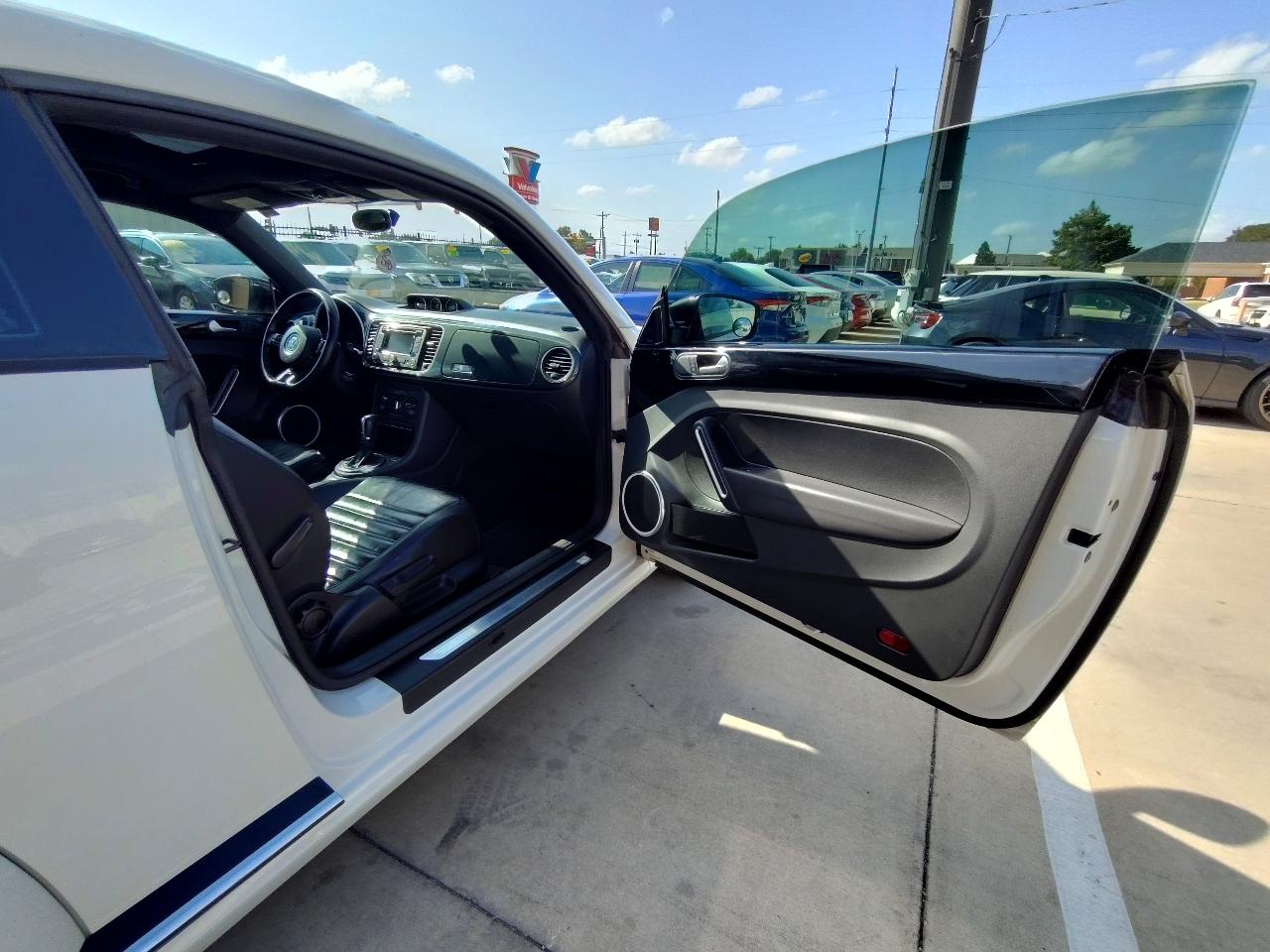 Volkswagen Beetle R-Line 6A w/Sunroof, Sound & Nav 2013
