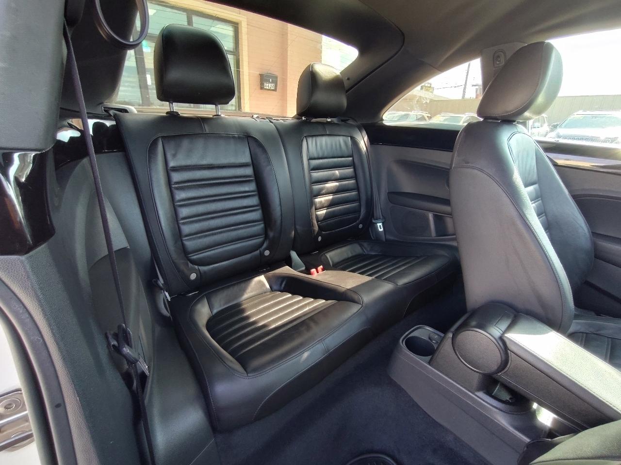 Volkswagen Beetle R-Line 6A w/Sunroof, Sound & Nav 2013