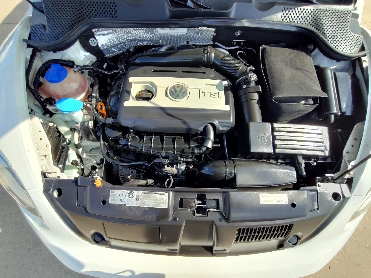 Volkswagen Beetle R-Line 6A w/Sunroof, Sound & Nav 2013