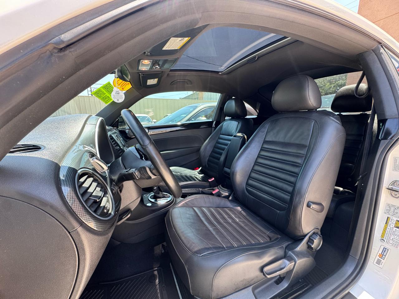 Volkswagen Beetle R-Line 6A w/Sunroof, Sound & Nav 2013