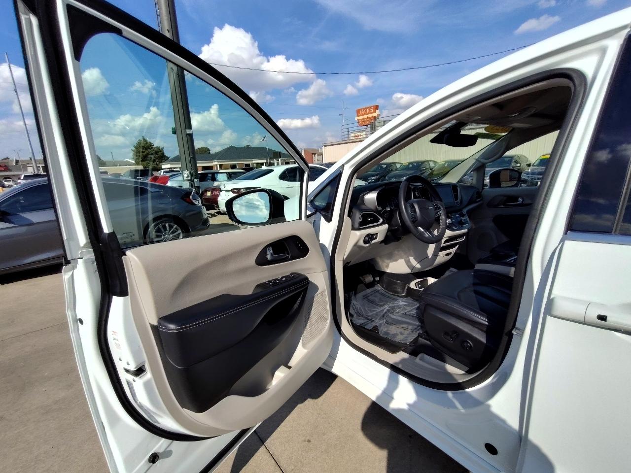 Chrysler Pacifica Touring L Plus 2023