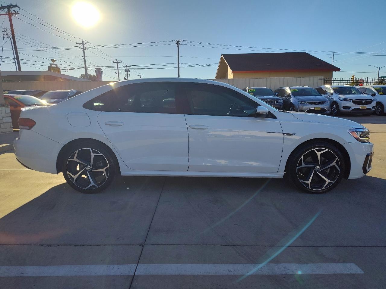 Volkswagen Passat R-Line w/Comfort Pkg Auto 2020