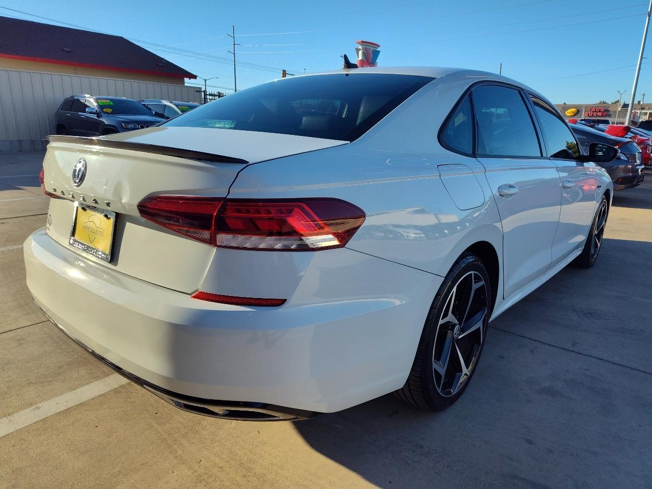 Volkswagen Passat R-Line w/Comfort Pkg Auto 2020