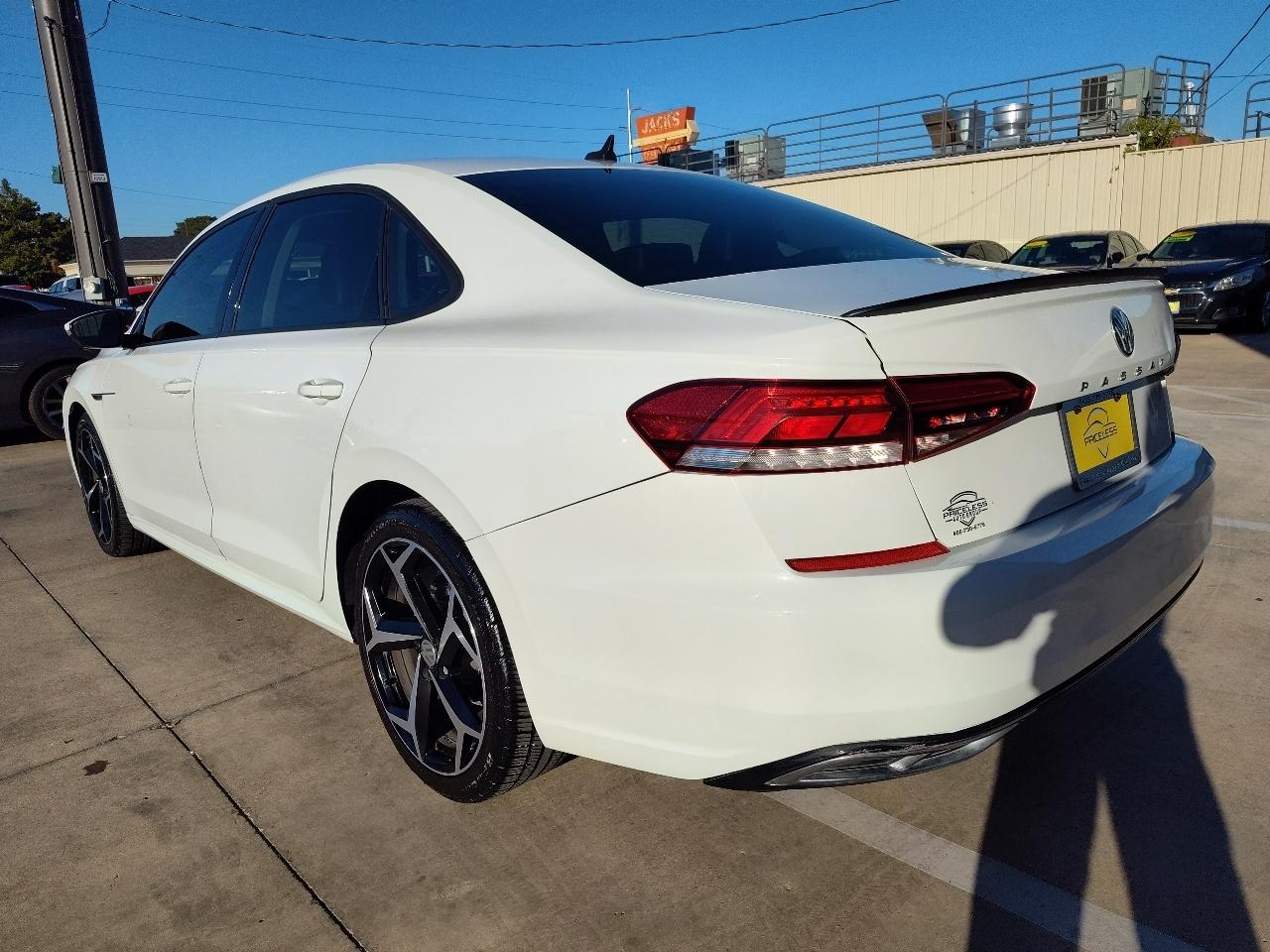Volkswagen Passat R-Line w/Comfort Pkg Auto 2020