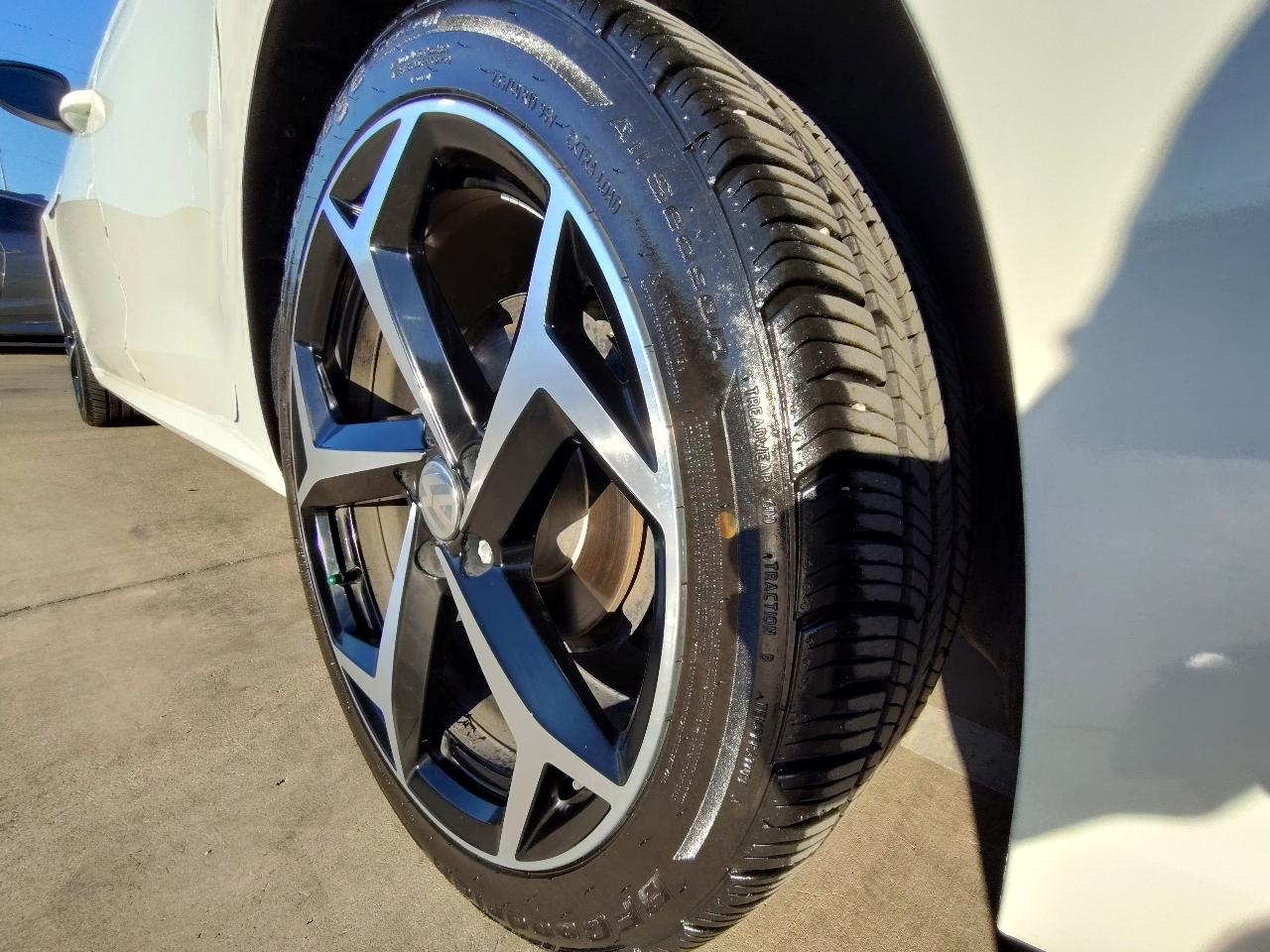 Volkswagen Passat R-Line w/Comfort Pkg Auto 2020