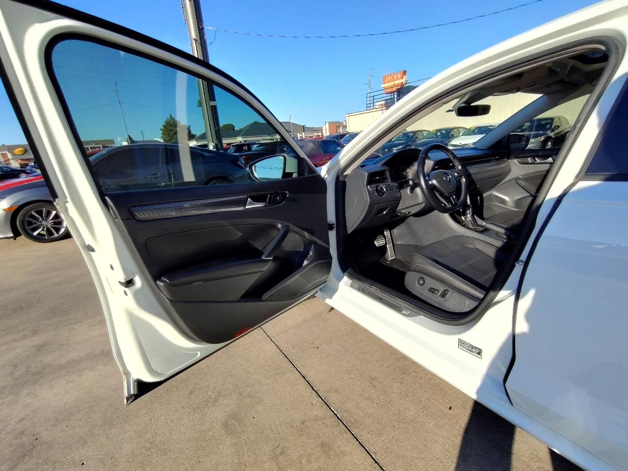 Volkswagen Passat R-Line w/Comfort Pkg Auto 2020