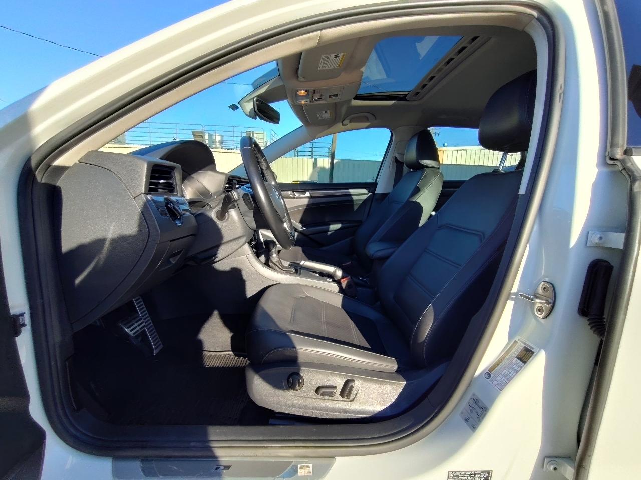 Volkswagen Passat R-Line w/Comfort Pkg Auto 2020