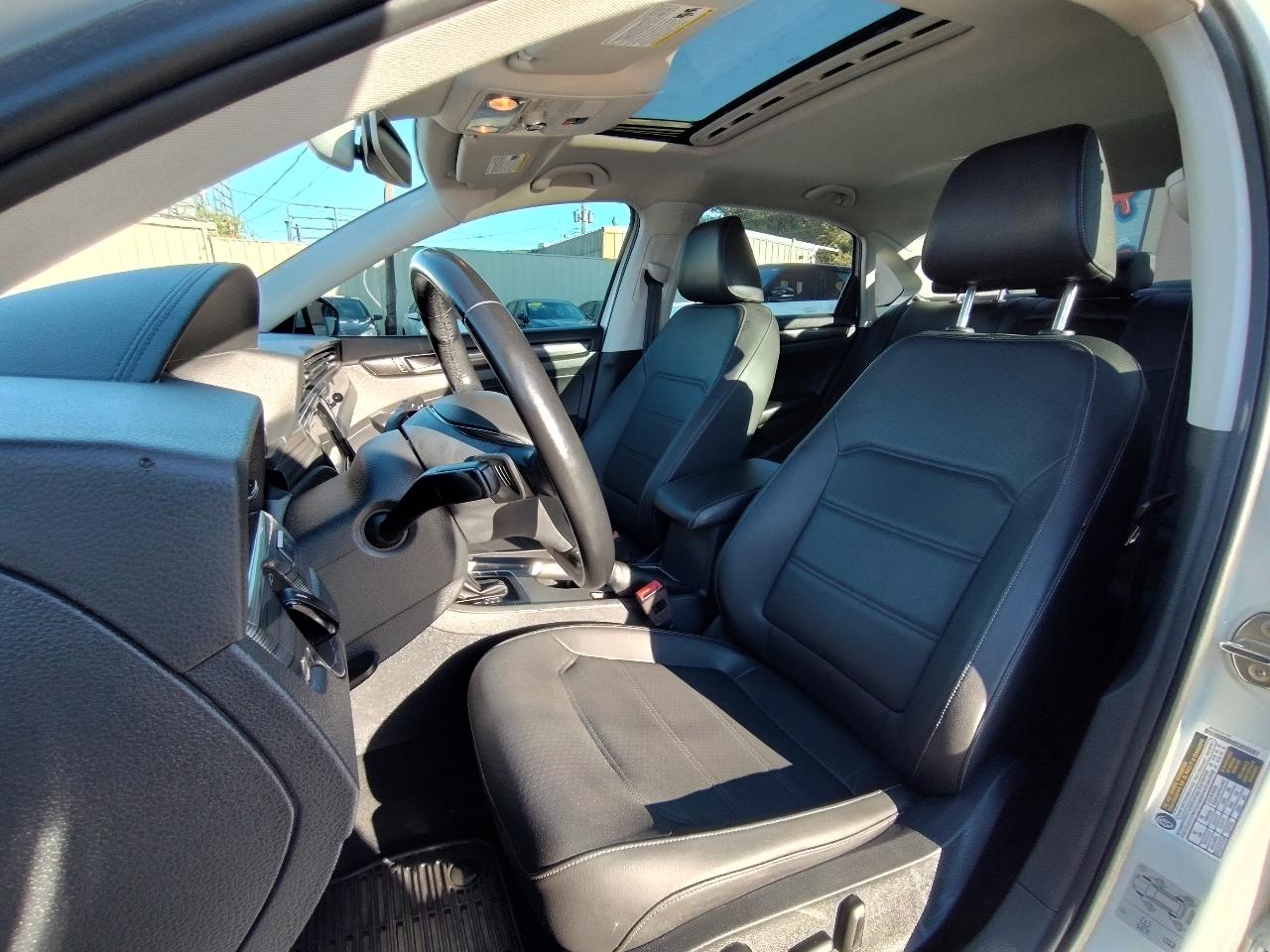 Volkswagen Passat R-Line w/Comfort Pkg Auto 2020