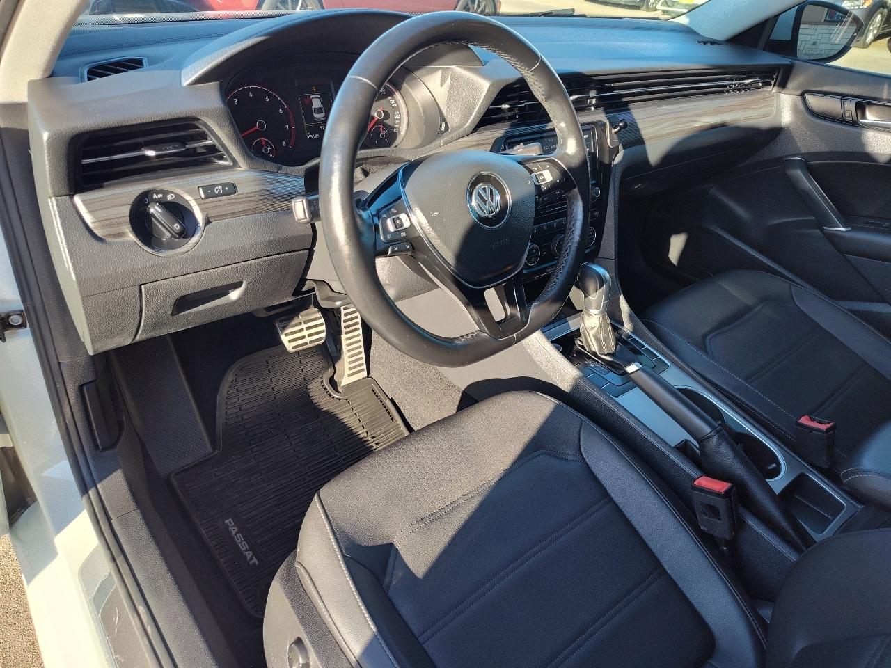 Volkswagen Passat R-Line w/Comfort Pkg Auto 2020