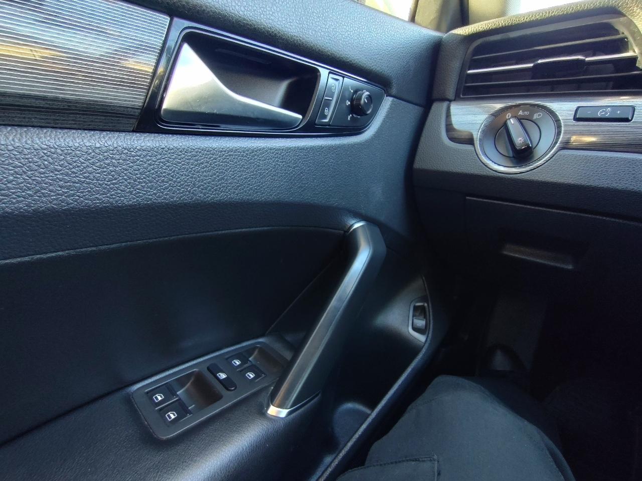 Volkswagen Passat R-Line w/Comfort Pkg Auto 2020
