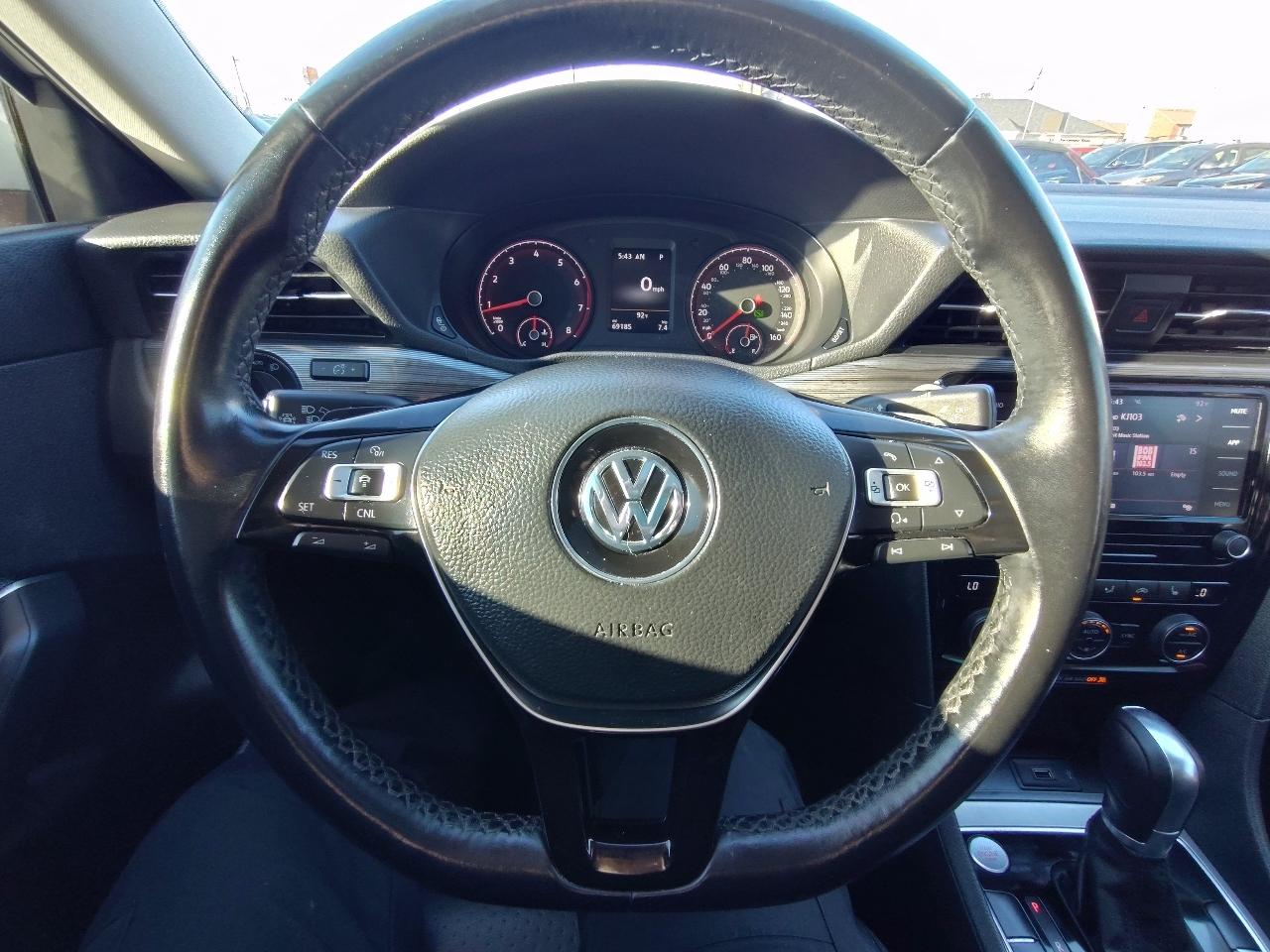 Volkswagen Passat R-Line w/Comfort Pkg Auto 2020
