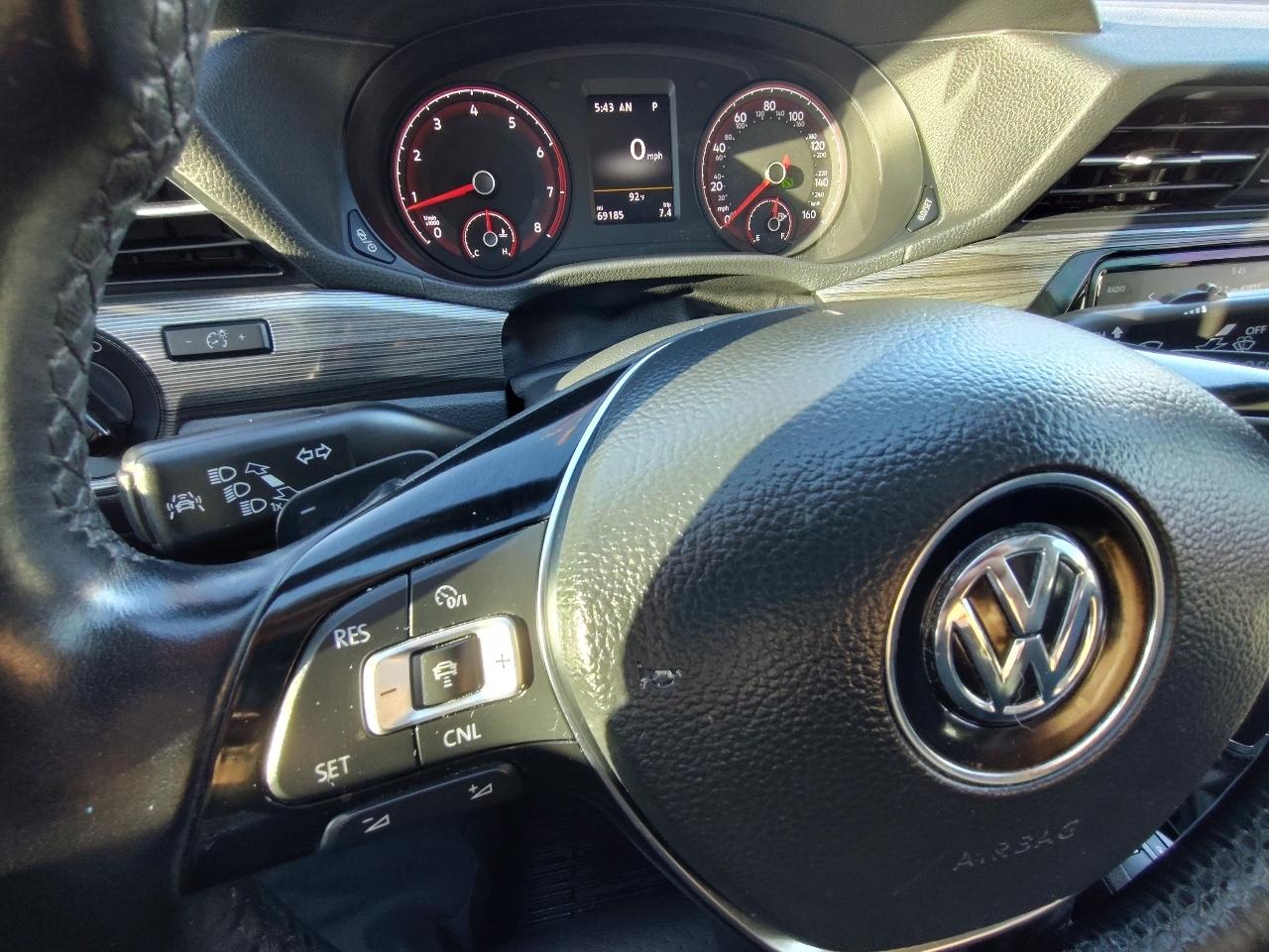 Volkswagen Passat R-Line w/Comfort Pkg Auto 2020