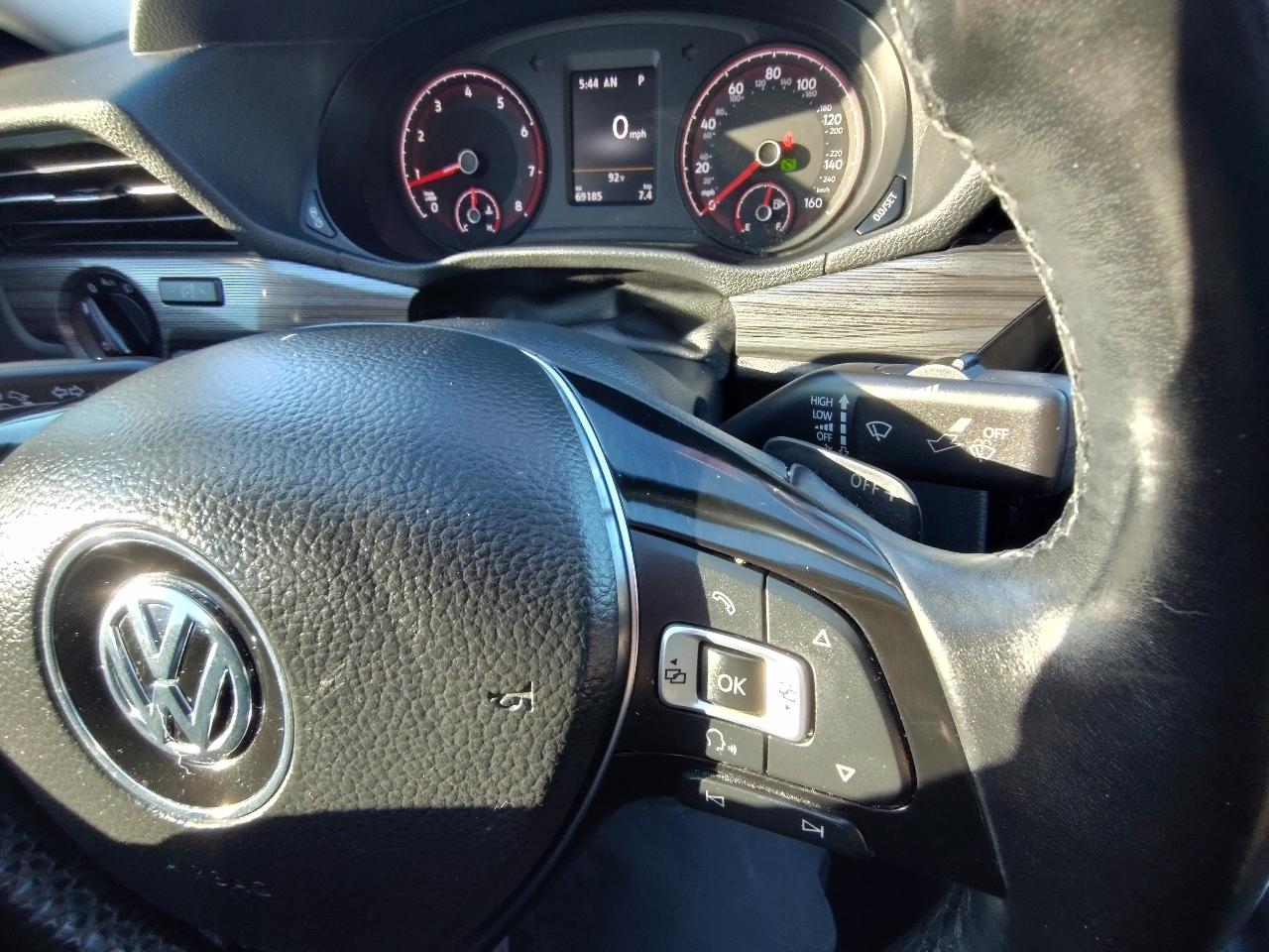 Volkswagen Passat R-Line w/Comfort Pkg Auto 2020