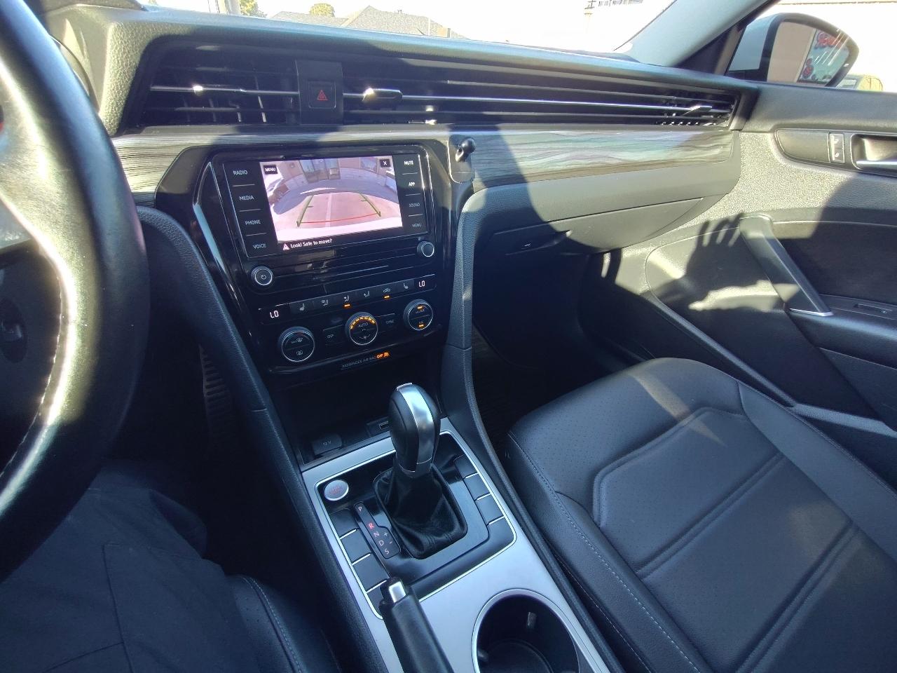 Volkswagen Passat R-Line w/Comfort Pkg Auto 2020
