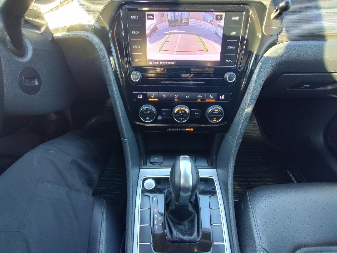 Volkswagen Passat R-Line w/Comfort Pkg Auto 2020