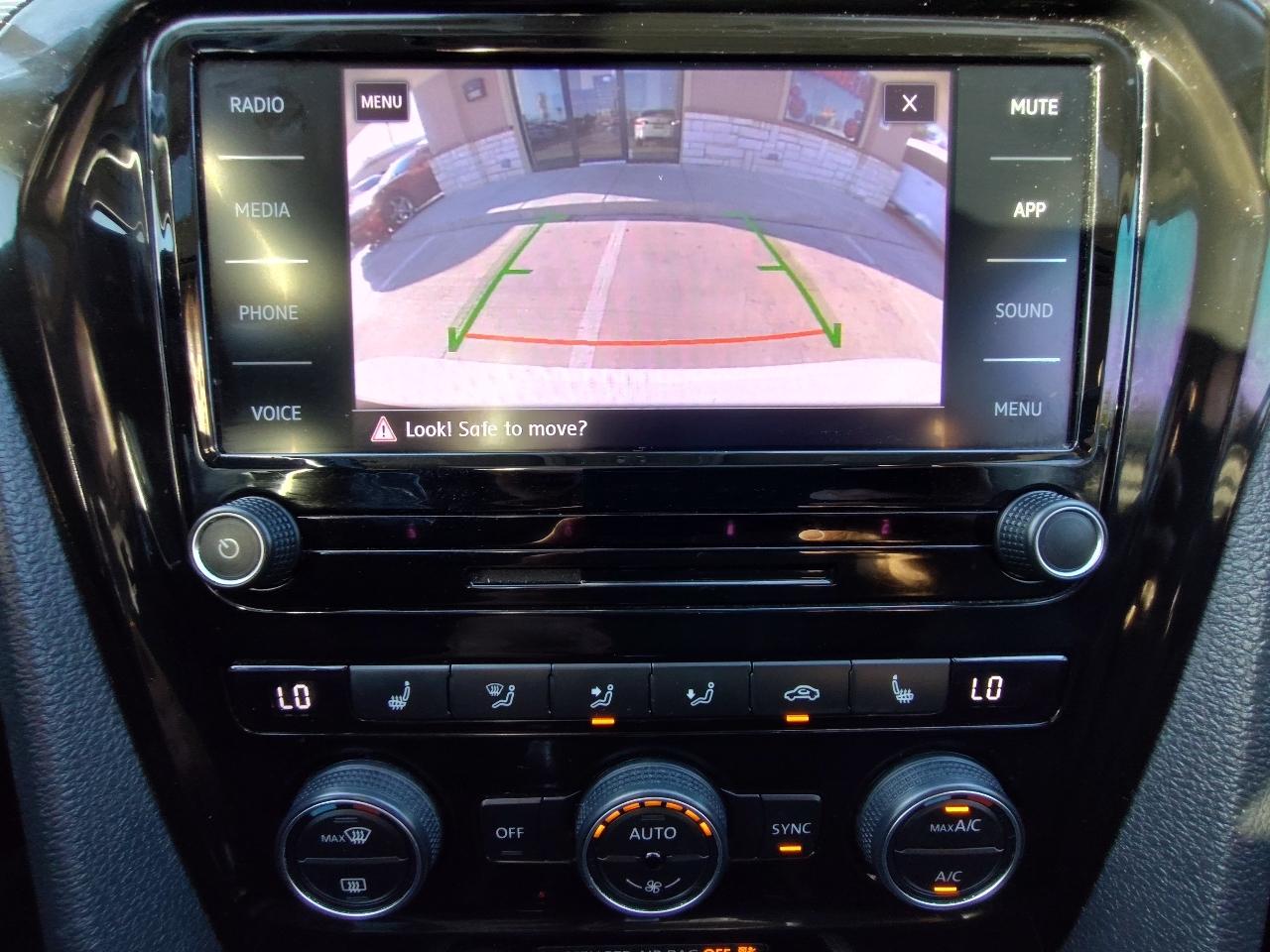 Volkswagen Passat R-Line w/Comfort Pkg Auto 2020