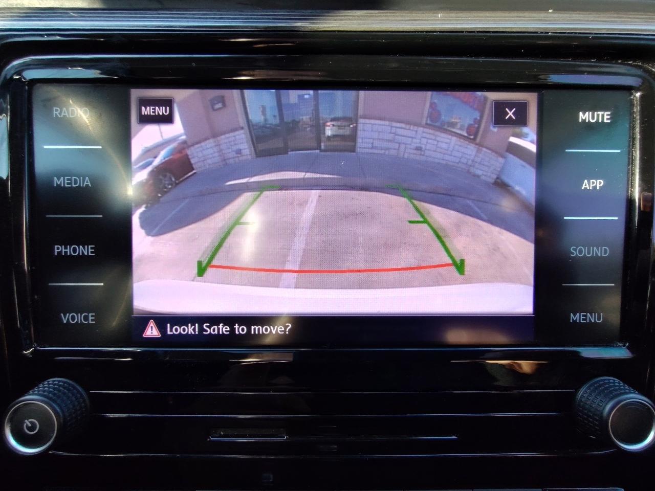 Volkswagen Passat R-Line w/Comfort Pkg Auto 2020
