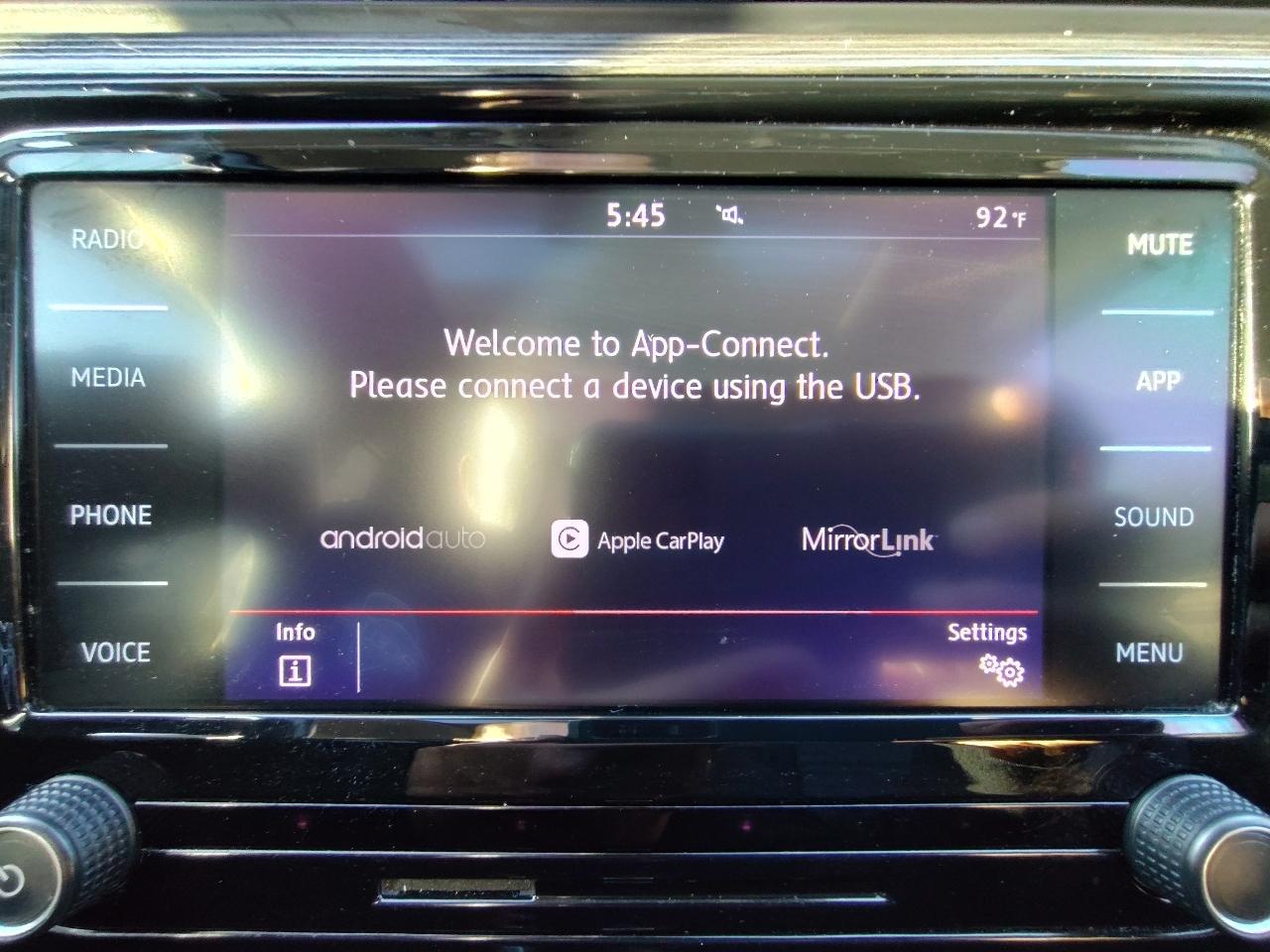 Volkswagen Passat R-Line w/Comfort Pkg Auto 2020