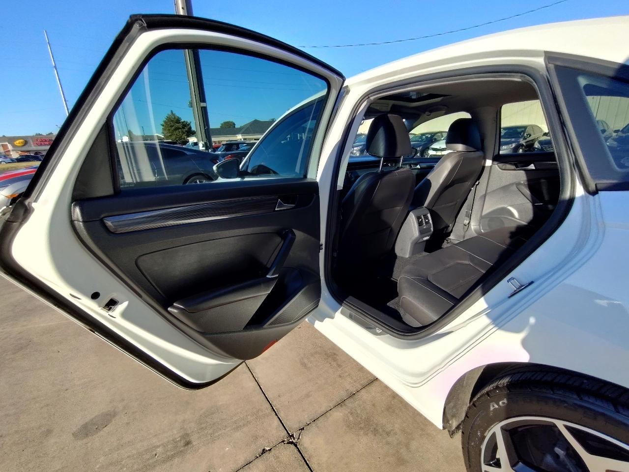 Volkswagen Passat R-Line w/Comfort Pkg Auto 2020
