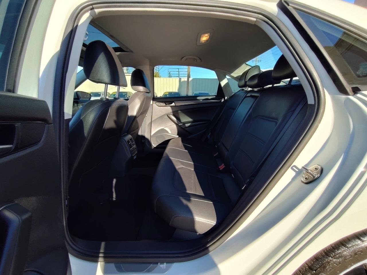 Volkswagen Passat R-Line w/Comfort Pkg Auto 2020