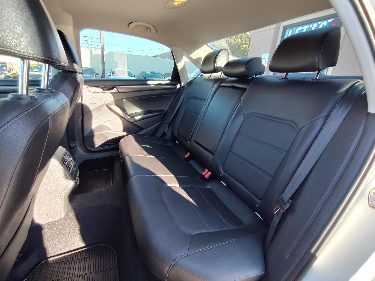 Volkswagen Passat R-Line w/Comfort Pkg Auto 2020