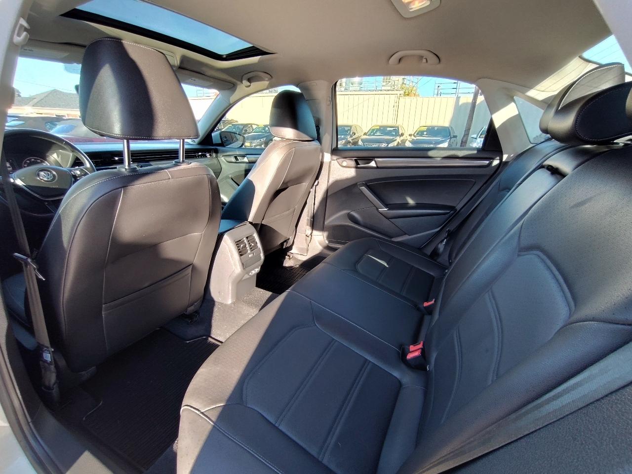 Volkswagen Passat R-Line w/Comfort Pkg Auto 2020