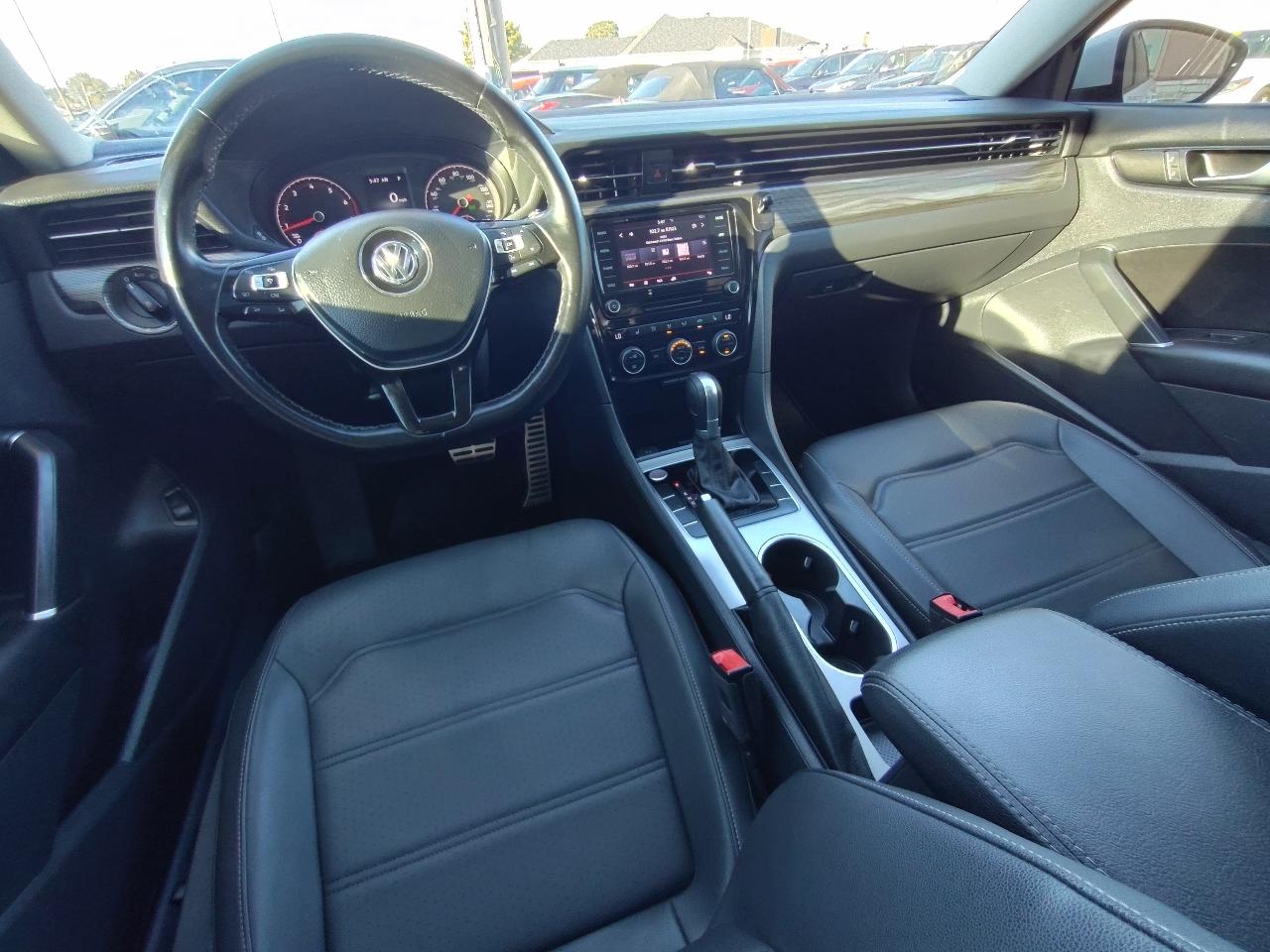 Volkswagen Passat R-Line w/Comfort Pkg Auto 2020